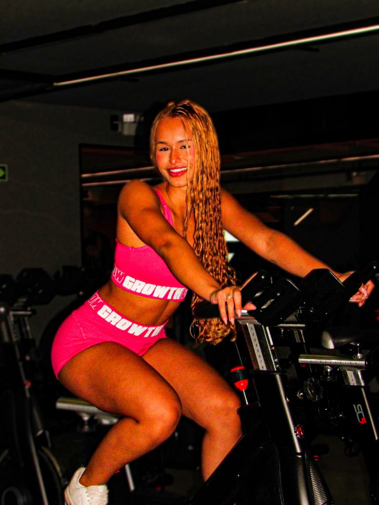 Clara Rocha treinando — glúteoPRO